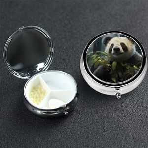 Panda in The Rain Pill Case 3 Compartiment Pillendoosje Ronde Pil Organiseer Metalen Waterdichte Geneeskunde Organizer Doos voor Reizen Kleine Pillencontainer Draagbaar voor Supplementen