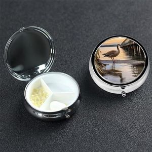 Pillendoosje Ronde Pillendoos Pil Organiseren met 3 Compartimenten Wilde Gans van The Bridge Medicine Organizer Box Waterdichte Kleine Pillendoos voor Reizen Metalen Pillencontainers voor Medicatie