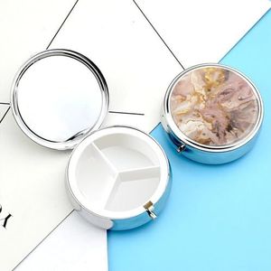 FHPCE Pillendoosje Ronde Pillenetui Pillenorganizer met 3 compartimenten Rode en Lichtbeige pillenhoezen voor reizen, waterdichte medicijnorganisatordoos, pillendoos, pillenbakjes, vitamine-organizer