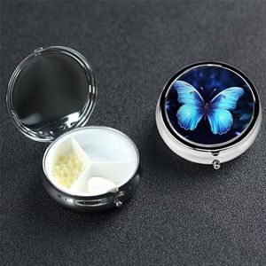 Blauwe Vlinder Pil Doos 3 Compartiment Ronde Draagbare Pil Case voor Pocket of Portemonnee Pil Houder Wekelijkse Pil Organizer Decoratieve Metalen Geneeskunde Vitamine Organizer Reizen Gift