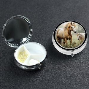 Pillendoosje Ronde Pillendoos Pil Organiseren met 3 Compartimenten Dieren Borduurwerk Schilderijen Paarden Geneeskunde Organizer Doos Waterdichte Kleine Pillendoos voor Reizen Metalen Pillencontainers