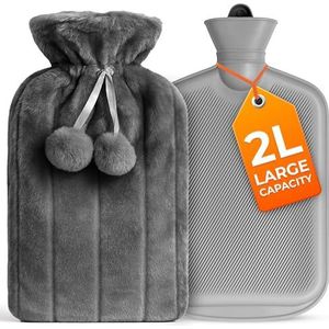 2L Warmwaterkruik met Grijze Imitatiebont Hoes – Warmwaterkruik met Pompons voor Pijnverlichting, Hand- en Voetverwarmer – Luxe, Zachte en Wasbare Warmwaterzak voor Warme en Koude Kompressen