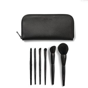 Essential brush collection penselenset bestaande uit 1 poederkwast, 1 oogschaduwkwast, 1 rougepenseel, 1 penseel voor middeltinten en accentkleuren, 1 penseel voor het vegen van contouren, 1 tas