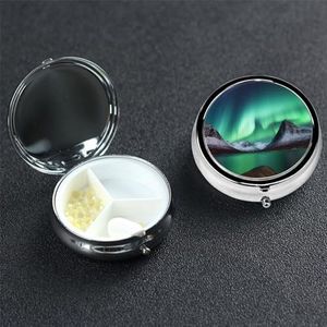 Aurora Borealis Ronde Pillendoos Draagbare Metalen Pil Case 3 Compartiment Kleine Reizen Pillen Organizer Leuke Vitaminen Houder Organizer voor Portemonnee Pocket