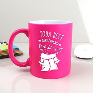 eBuyGB Gepersonaliseerde koffiemok, neon roze baby Yoda mok, 350ml Star Wars thema theekop grappige geschenken voor partner (Yoda beste vriendin)