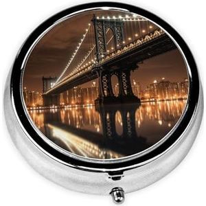 Pillendoosje met spiegel, retro pillendoosje met 3 compartimenten, New York Manhattan Bridge Night kleine pillenorganizer voor portemonnee of zak, decoratieve metalen medicijnen, vitamine-organizer