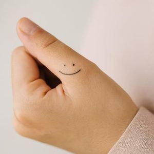 Smiley tattoo – Temporalis® | Tijdelijke tatoeages voor vrouwen & mannen – Nep tattoo vegan & waterbestendig – EU-cosmetica – Blijft 1-2 weken [ Tatoeage Minimalistische smiley ]