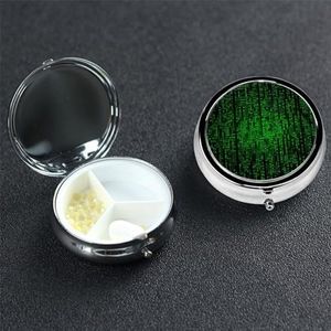 Kleine Pillendoos 3 Compartiment Groen Aantal Binaire Pillendoos voor Pocket of Portemonnee Decoratieve Metalen Pil Organizer Draagbare Reizen Pillendoos Ronde Geneeskunde Vitamine Houder Unieke Gift