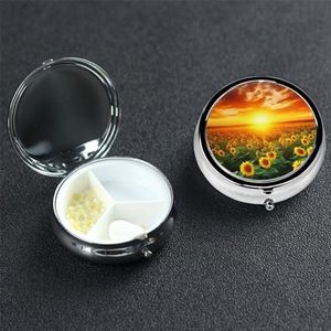 Dreamlike Sunset of A Sunflower Field Ronde Pillendoos 3 Compartiment Leuke Reizen Pil Organizer Case Draagbare Geneeskunde Vitamine Organizer Metalen Pil Case voor Vrouwen Mannen Reizen Uniek Cadeau