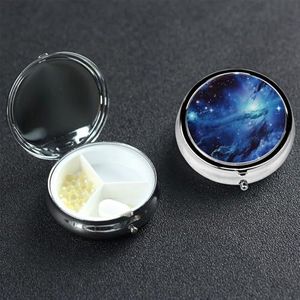 Blue Universe Space Galaxy Pill Box 3 Compartiment Ronde Draagbare Pil Case voor Pocket of Portemonnee Pil Houder Wekelijkse Pil Organizer Decoratieve Metalen Geneeskunde Vitamine Organizer Reiscadeau