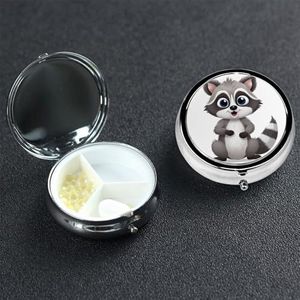 Cartoon Leuke Wasbeer Pil Doos 3 Compartiment Ronde Draagbare Pil Case voor Pocket of Portemonnee Pil Houder Wekelijkse Pil Organizer Decoratieve Metalen Geneeskunde Vitamine Organizer Reizen Gift