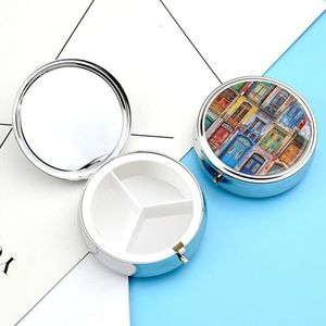 Pillendoosje pillendoosje voor vrouwen, wekelijkse pillenorganizer met 3 compartimenten, deuren en raamkunst, kleine pillendoos pillencontainer, draagbare vitaminehouderdozen voor op reis,