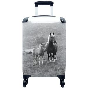 MuchoWow® Koffer - Haflinger paard en haar veulen - zwart wit - Past binnen 55x40x20 cm en 55x35x25 cm - Handbagage - Trolley - Fotokoffer - Cabin Size - Print