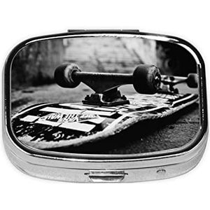 Mini vierkante pillendoos, medicijnorganizer, skateboards, draagbare EHBO-doos, reispillendoos met 2 vakken, kleine pillendoos voor zak of portemonnee