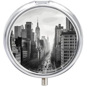 Zwart en wit New York Geneeskunde Pil Case, 3 Compartiment Ronde Pillendoos, Draagbare Decoratieve Geneeskunde Organizer voor Pocket Of Portemonnee Vitamine Organiseren