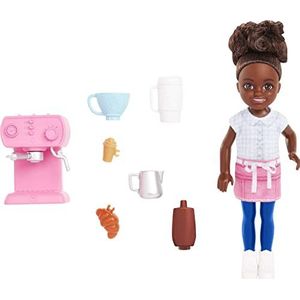 Barbie Speelgoed, Chelsea Pop en Accessoires Barista Set, Kan Kleine Pop Met 7 Thema Stukken