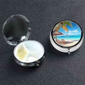 Zomer Strand Vakantie Pillendoos 3 Compartiment Ronde Draagbare Pil Case voor Pocket of Portemonnee Pil Houder Wekelijkse Pil Organizer Decoratieve Metalen Geneeskunde Vitamine Organizer Reizen Gift