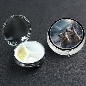 Pillendoosje Ronde Pillendoos met 3 Compartimenten Pil Organiseer Wolf in Winter Pillendoos Kleine Pillenorganizer Waterdichte Kleine Pillendoos voor Reizen Pillencontainers voor Medicatie Planner