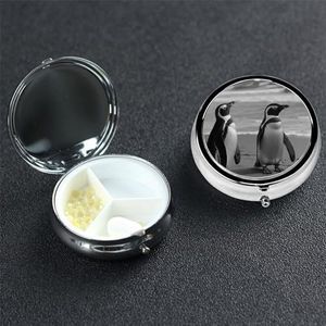 Pillendoosje 3 compartimenten pillendoos draagbare metalen pillenorganizer schattige reispillencontainer pinguïn staande op het strand vitamine organizer voor portemonnee zak reizen cadeau