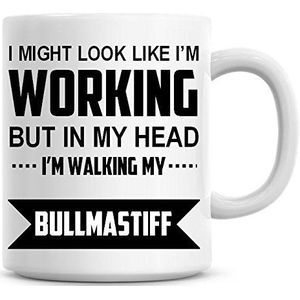 Ik zou kunnen lijken alsof ik aan het werk ben, maar in mijn hoofd loop ik met mijn Bullmastiff koffiemok