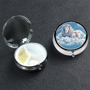 Pillendoosje ronde pillendoos pil organiseren met 3 compartimenten lam met een leeuw op de wolken medicijnorganisatordoos waterdichte kleine pillendoos voor reizen, metalen pillencontainers voor