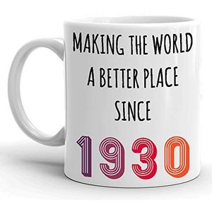 Koffiemok Making The World A Better Place Since 1930, 90e verjaardag, 1930 draaien 90 jaar oud Happy Bday keramische mok Novely werk mok gekleurde keramische beker voor werk kantoor iedereen 330 ml