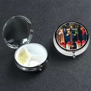 Kerstsokken Xmas Party Pil Box 3 Compartiment Ronde Draagbare Pil Case voor Pocket of Portemonnee Pil Houder Wekelijkse Pil Organizer Decoratieve Metalen Geneeskunde Vitamine Organizer Reizen Gift