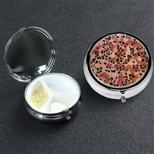 Dots on Leopard Print Pil Case 3 Compartiment Pillendoos Ronde Pil Organiseer Metalen Waterdichte Geneeskunde Organizer Doos voor Reizen Kleine Pillencontainer Draagbaar voor Supplementen