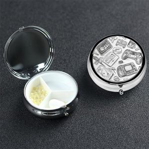 Monochrome Sketch Style Gaming Pill Box 3 Compartiment, Kleine Pillendoos voor Portemonnee & Zak, Metalen Pillenetui met Spiegel, Reizen Dagelijkse Pillenorganizer, Draagbare Geneeskunde Vitamine