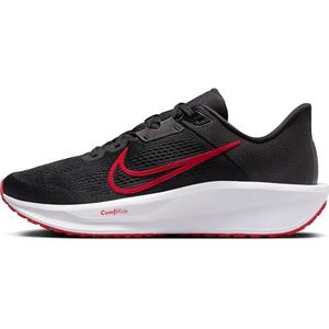 Nike Quest 6 hardloopschoenen voor heren, Black University Red White Dark Smoke Grey, 41 EU