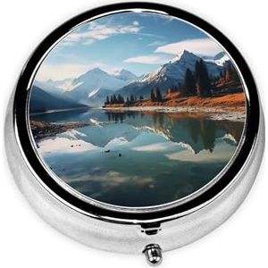 Pillendoosje Bergen Surround The Lake Ronde Pillendoos Dagelijks 3 Compartimenten Reizen Pillencontainer voor Pocket Purse Draagbare Geneeskunde Levertraan Olie Opbergdoos 3 keer per dag