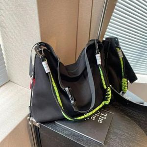 Beige laptopschoudertas voor geliefden, Japans gekleurd elastisch touw, unisex studentenhandtas, stijlvolle nylon bodybags met liefjes, zwart