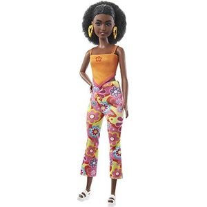 Barbie Pop, kinderspeelgoed, krullend zwart haar en tenger lichaamstype, Barbie Fashionistas, outfit en accessoires in millenniumstijl, HJR97