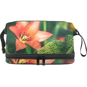 Grote capaciteit reizen cosmetische tas,Rode tulpen bloem veld groene bladeren, make-up tas, waterdichte make-up tas organisator, Meerkleurig, 27x15x14 cm/10.6x5.9x5.5 in