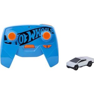 Hot Wheels R/C met een schaal van 1:64 oplaadbare radiogestuurde raceauto's voor speelplezier op of naast de baan, inclusief auto, controller en tussenstuk voor kinderen van 5 jaar en ouder