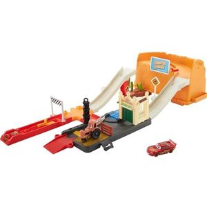 Disney en Pixar Cars Gassen en Gaan Speelset, met opbergruimte, meer dan 20 onderdelen inclusief 1 Bliksem McQueen voertuig en 1 Tractor, voor kinderen vanaf 4 jaar, HDN02