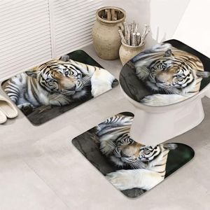 VTCTOASY Tiger Lie On Rock Print Badkamer Tapijten Sets 3-delig Absorberend Toilet Deksel Cover Antislip U-vormige Contour Mat voor Toilet Badkamer