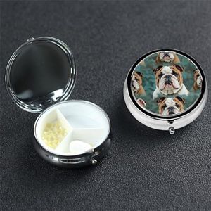 Pillendoosje Ronde Pillendoos Pil Organiseren met 3 Compartimenten Grappige Engelse Bulldog Geneeskunde Organizer Box Waterdichte Kleine Pillendoos voor Reizen Metalen Pillencontainers voor Medicatie