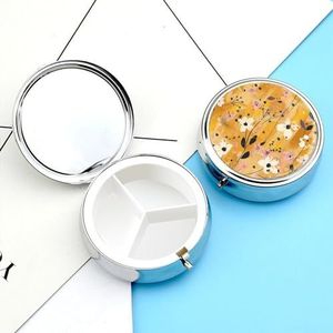 Pillendoosje pillendoosje voor vrouwen, wekelijkse pillenorganizer met 3 compartimenten, gele en bruine bloemen, kleine pillendoos, pillendoos, draagbare vitaminehouderdozen voor op reis,