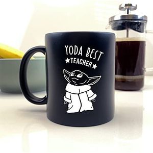 eBuyGB Gepersonaliseerde koffiemok, Matt Black Baby Yoda Mok, 350ml Star Wars Themed Tea Cup, Leraar Waardering, Dank u Geschenken (Yoda Beste Leraar)