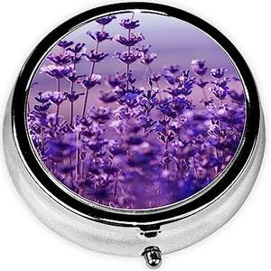 Paarse Bloemen Kwekerij Gedrukt Pil Doos 3 Component Mini Kleine Pil Case Leuke Pil Organizer Draagbare Ronde Pil Container Houder om Vitaminen Medicatie vast te houden