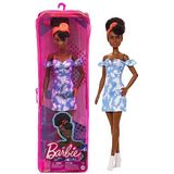 Barbie Fashionistas Pop 185, met een zwarte knot, jurk met ontblote schouder van gebleekte denim, oranje bandana, witte laarzen, speelgoed voor kinderen van 3-8 jaar, HBV17