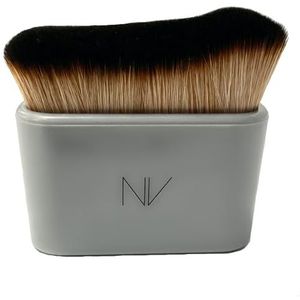 NV BE THE ENVY Gebogen en taps toelopende foundation gezichts- en lichaamsborstel (zachte kunstblauwe punteekhoorn)