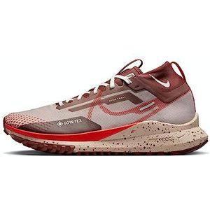 NIKE React Peg Trail 4 GTX Su Sneaker voor heren, Diffuus Taupe Donker Pony Zeil Picante Rood, 45.5 EU