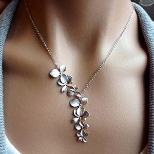 Bloem sieraden set matte grijs-zilveren kleur metalen witte parel choker ketting bloesem bengelen oorbellen