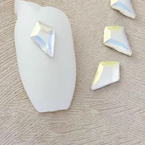 100 stuks/pak Cognac Wit Gemengde Vormen Zelfklevende Mode Trend Precisie Snijden Nail Art Strass Milieuvriendelijk & Veilig-V-46-5x8mm 100 stuks