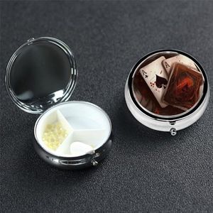 Speelkaarten Pil Case 3 Compartiment Pillendoos Draagbare Metalen Pil Organizer Leuke Reizen Pil Container Vitamine Organizer voor Portemonnee Pocket Reizen Gift