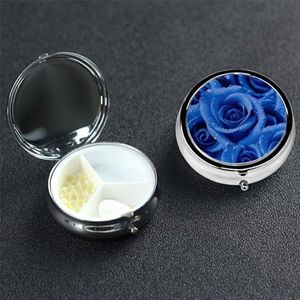 Blue Rose Pil Box 3 Compartiment Ronde Draagbare Pil Case voor Pocket of Portemonnee Pil Houder Wekelijkse Pil Organizer Decoratieve Metalen Geneeskunde Vitamine Organizer Reizen Gift