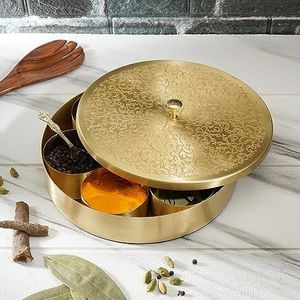 Ajuny Handgemaakte Messing Ronde Kruidendoos Goud met Geëmbosseerd Deksel - Prachtig Ontwerp 7 Kruidencontainers en 1 Design Lepel Decoratieve Masala Bus Organizer Geschenken