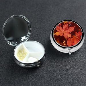 Fall Maple Leafs Pil Box 3 Compartiment Ronde Draagbare Pil Case voor Pocket of Portemonnee Pil Houder Wekelijkse Pil Organizer Decoratieve Metalen Geneeskunde Vitamine Organizer Reizen Gift